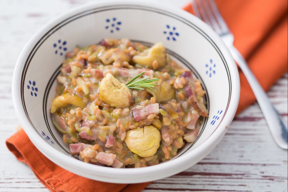 Hülsenfruchtmehlkörner mit Kastanien und Speck