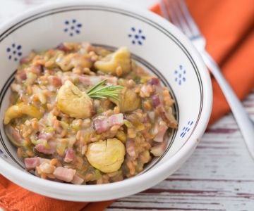 Hülsenfruchtmehlkörner mit Kastanien und Speck