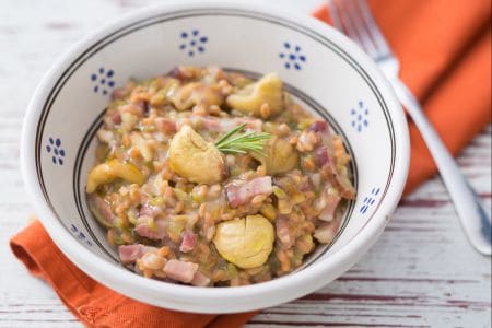 Hülsenfruchtmehlkörner mit Kastanien und Speck