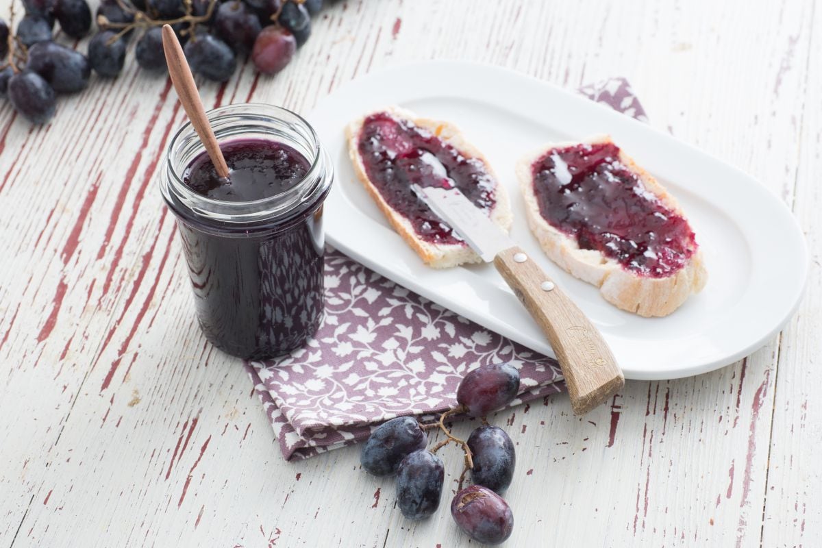 Schwarze Traubenmarmelade