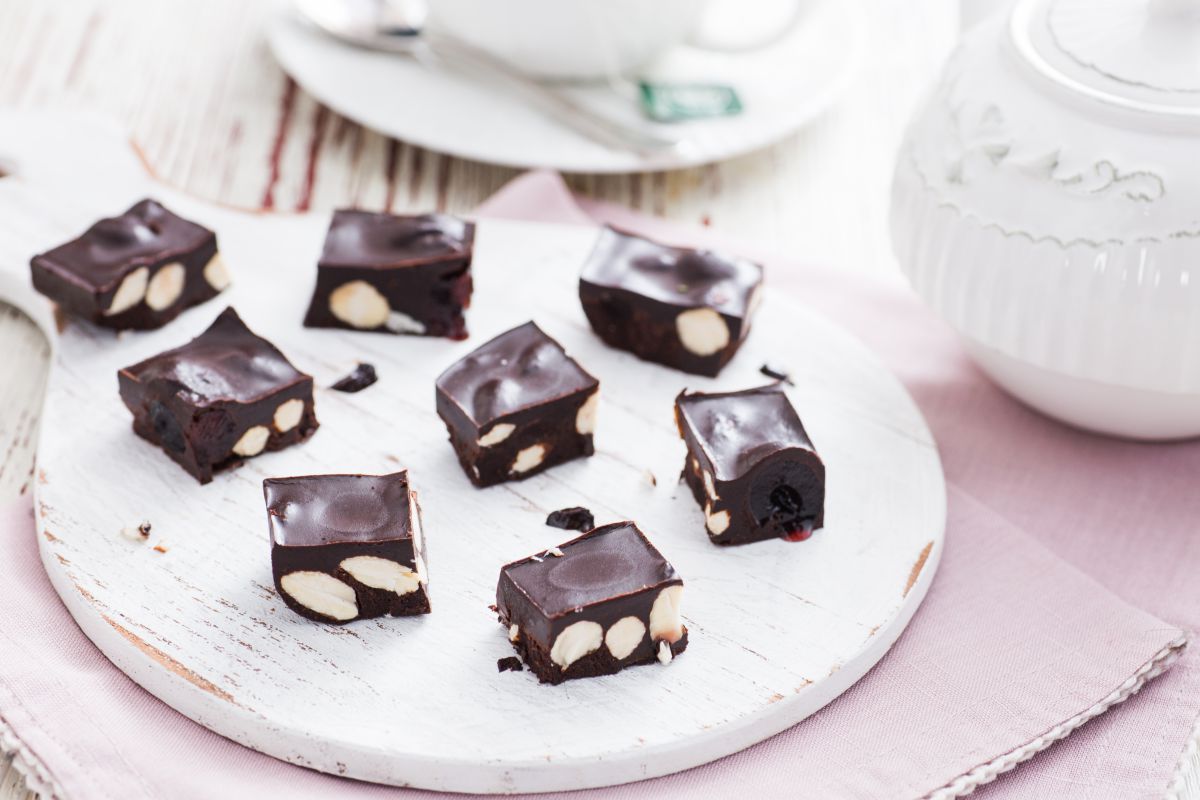 Veganer Kuchen mit Kakao und Sauerkirschen