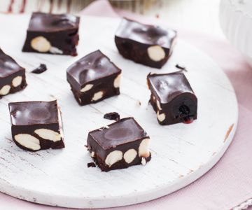 Veganer Kuchen mit Kakao und Sauerkirschen