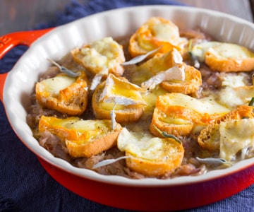 Zwiebelsuppe mit vier französischen Käsesorten