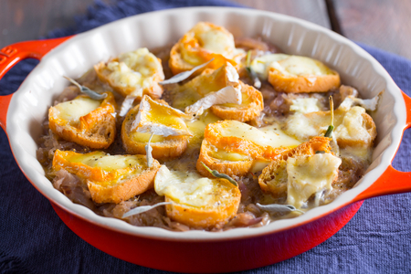 Zwiebelsuppe mit vier französischen Käsesorten