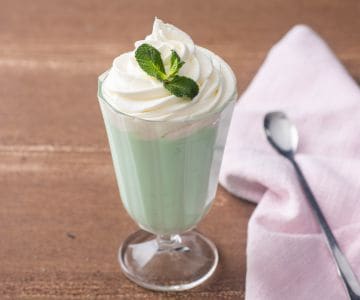 Heiße weiße Schokolade mit Minze