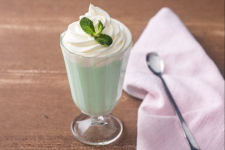 Heiße weiße Schokolade mit Minze