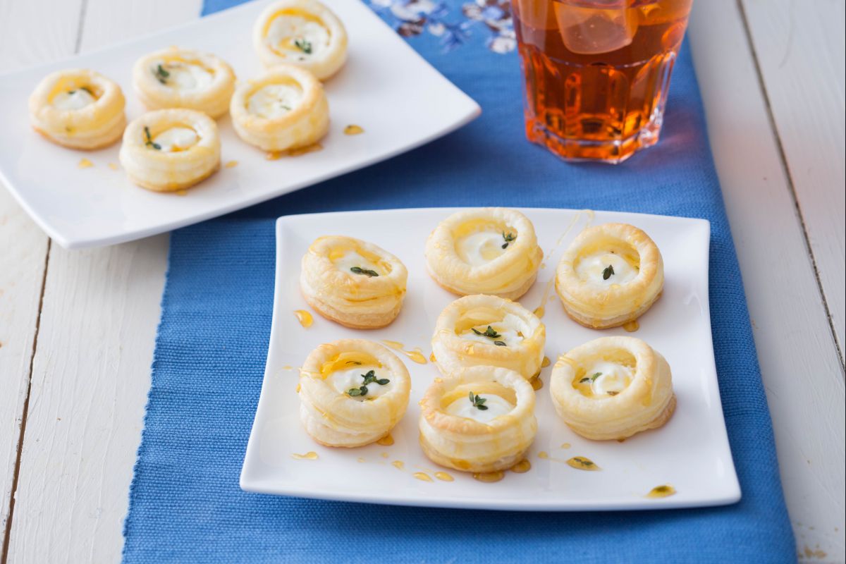 Blätterteig-Häppchen mit Käse und Honig