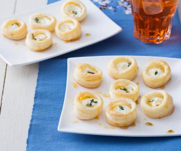 Blätterteig-Häppchen mit Käse und Honig