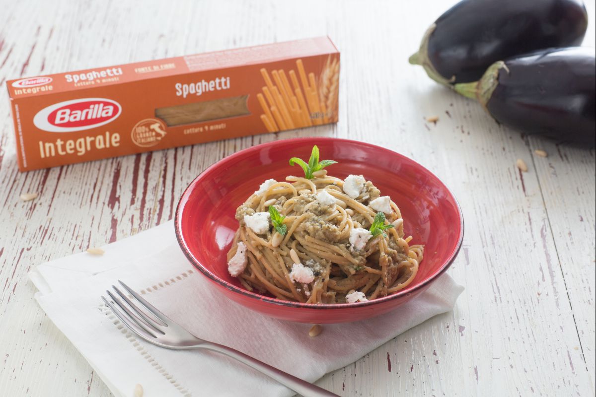 Vollkornspaghetti mit gerösteten Auberginen und Minze