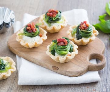 Blätterteigkörbchen mit Ziegenkäse und Kräutern