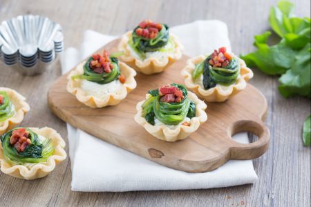 Blätterteigkörbchen mit Ziegenkäse und Kräutern