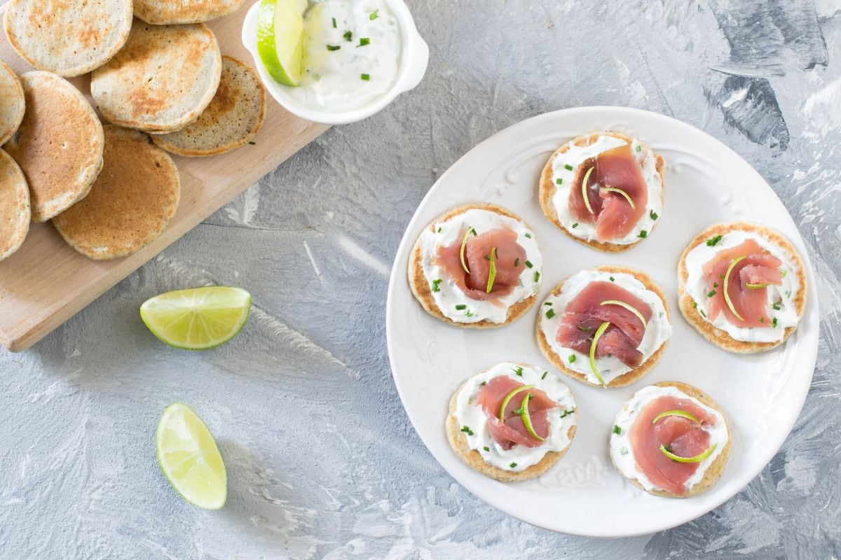 Buchweizenblinis mit geräuchertem Thunfisch