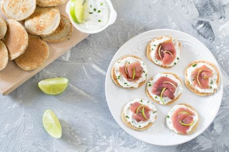 Buchweizenblinis mit geräuchertem Thunfisch