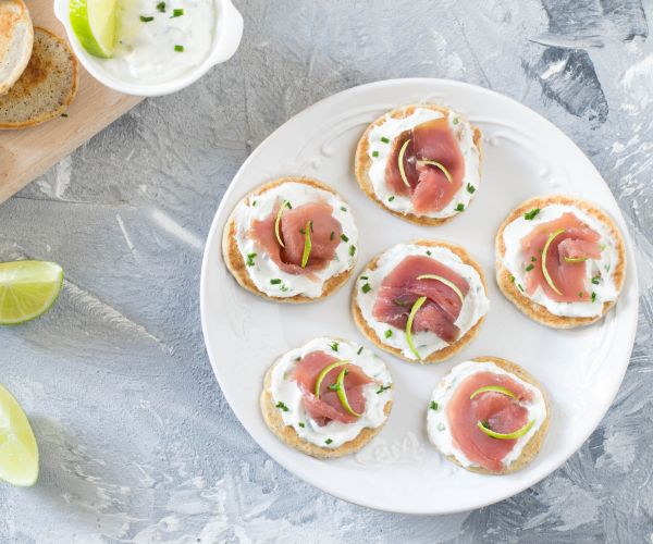 Buchweizenblinis mit geräuchertem Thunfisch