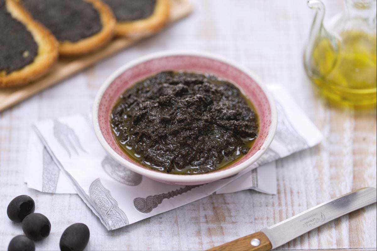 Schwarze Olivenpaste