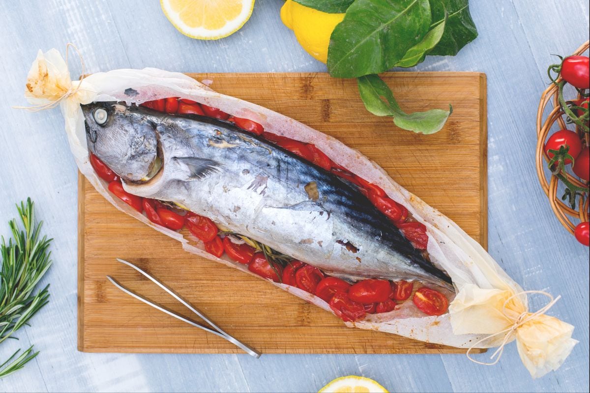 Bonito in Folie mit Kirschtomaten