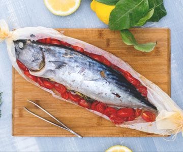 Bonito in Folie mit Kirschtomaten