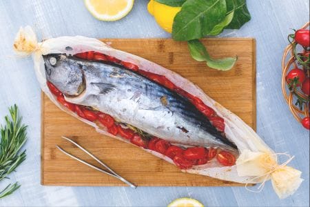 Bonito in Folie mit Kirschtomaten