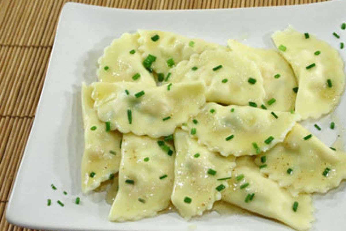 Halbmonde mit Lachs und Schnittlauch