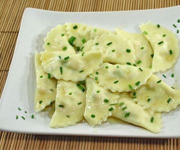 Halbmonde mit Lachs und Schnittlauch