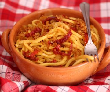 Troccoli mit getrockneten Tomaten, Sardellen und knusprigen Brotkrumen