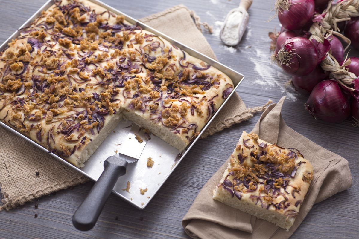 Focaccia mit roten Zwiebeln und Thunfisch