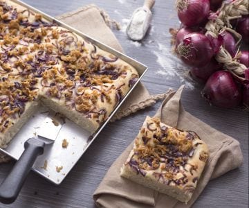 Focaccia mit roten Zwiebeln und Thunfisch