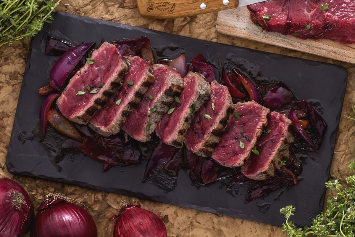 Rindersteak mit süß-sauren Zwiebeln