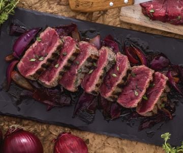 Rindersteak mit süß-sauren Zwiebeln