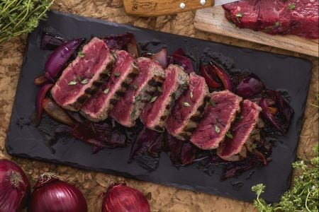 Rindersteak mit süß-sauren Zwiebeln