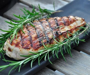 Huhn unter einem Ziegelstein