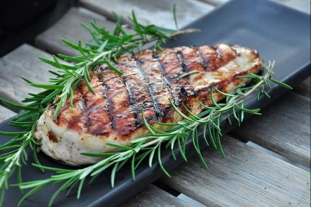 Huhn unter einem Ziegelstein