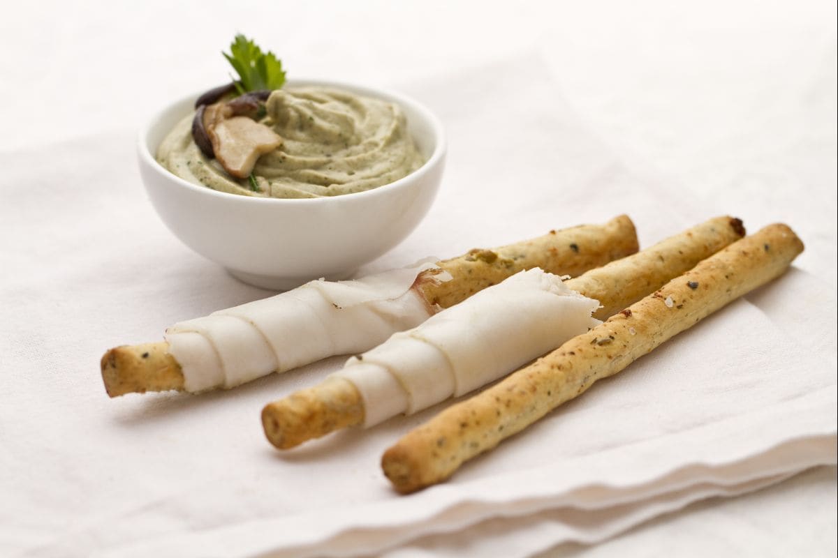 Grissini mit Oliven, Steinpilzen und Speck