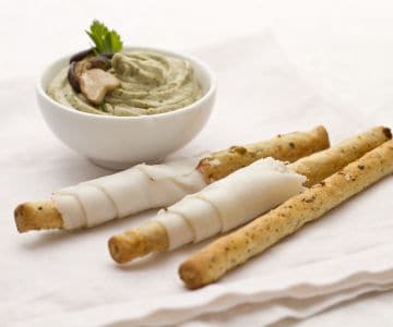Grissini mit Oliven, Steinpilzen und Speck