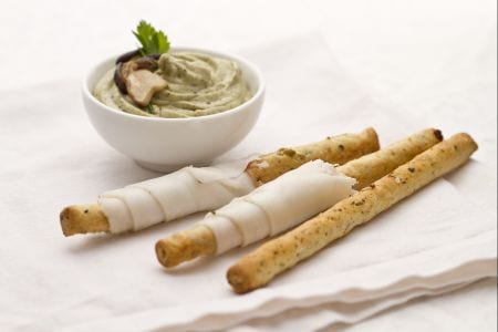 Grissini mit Oliven, Steinpilzen und Speck