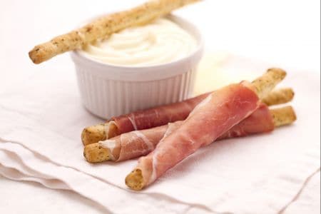 Stangen mit Oliven, rohem Schinken und Montasio