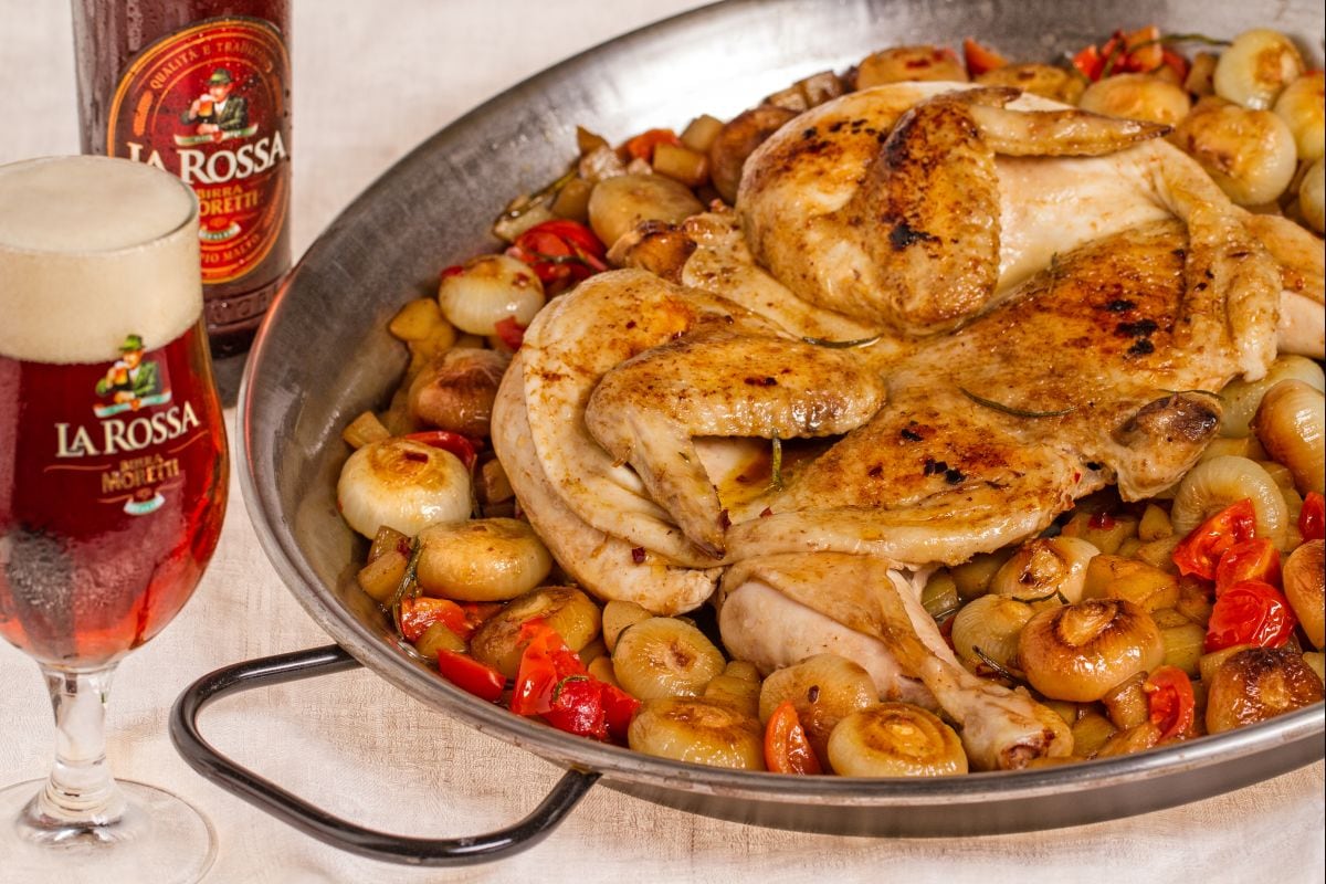 Bier-Teufelshähnchen mit Kartoffeln und Perlzwiebeln