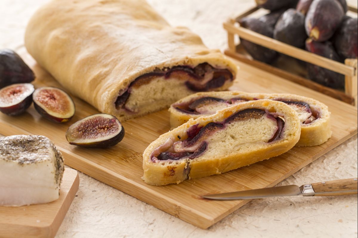 Mit Speck und Feigen gefülltes Brot