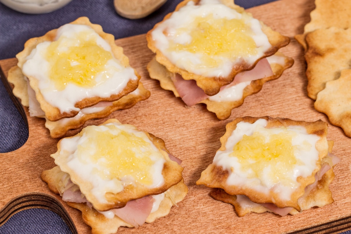 Croque Monsieur Fingerfood mit klassischem Blätterteig