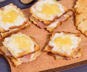 Croque Monsieur Fingerfood mit klassischem Blätterteig