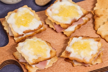 Croque Monsieur Fingerfood mit klassischem Blätterteig