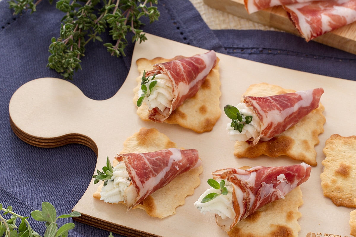 Gefülltes Coppa-Kegel auf klassischen Blätterteigen