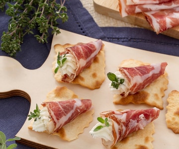 Gefülltes Coppa-Kegel auf klassischen Blätterteigen