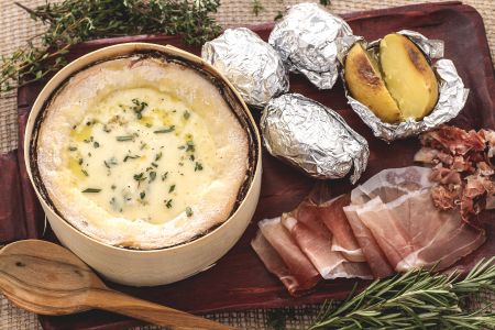 Gebackener Vacherin mit Kräutern