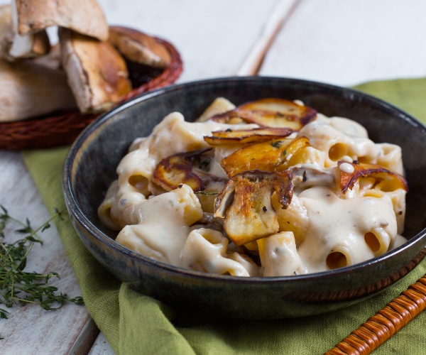 Pasta mit Parmesansauce und Steinpilzen