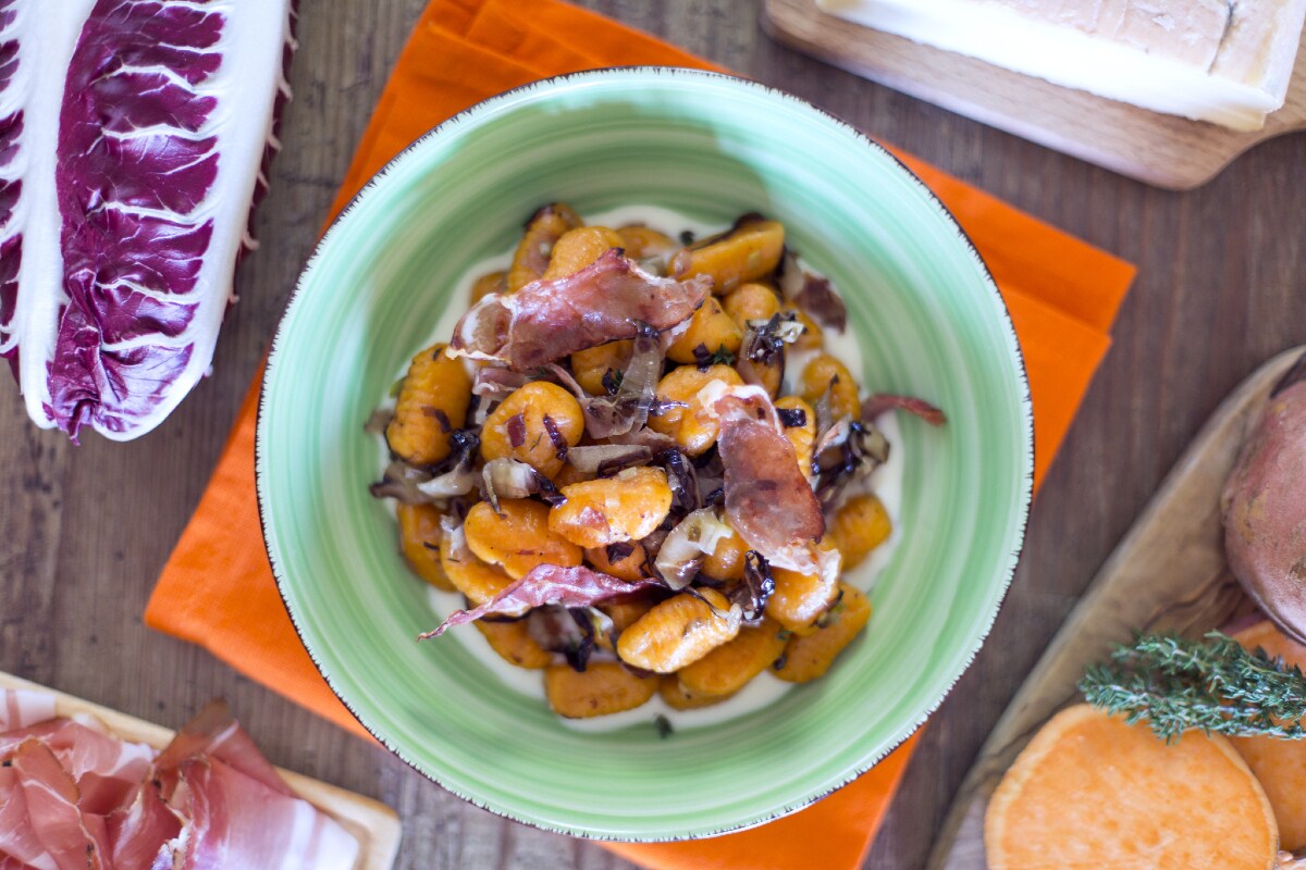 Süßkartoffelgnocchi mit Radicchio und Speck