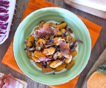 Süßkartoffelgnocchi mit Radicchio und Speck