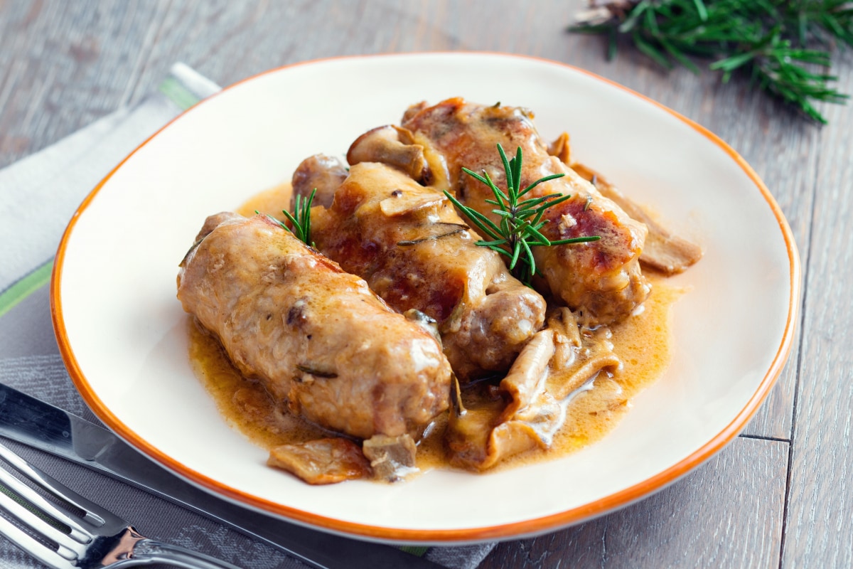Rouladen gefüllt mit Wurst und Provolone