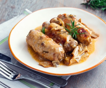 Rouladen gefüllt mit Wurst und Provolone