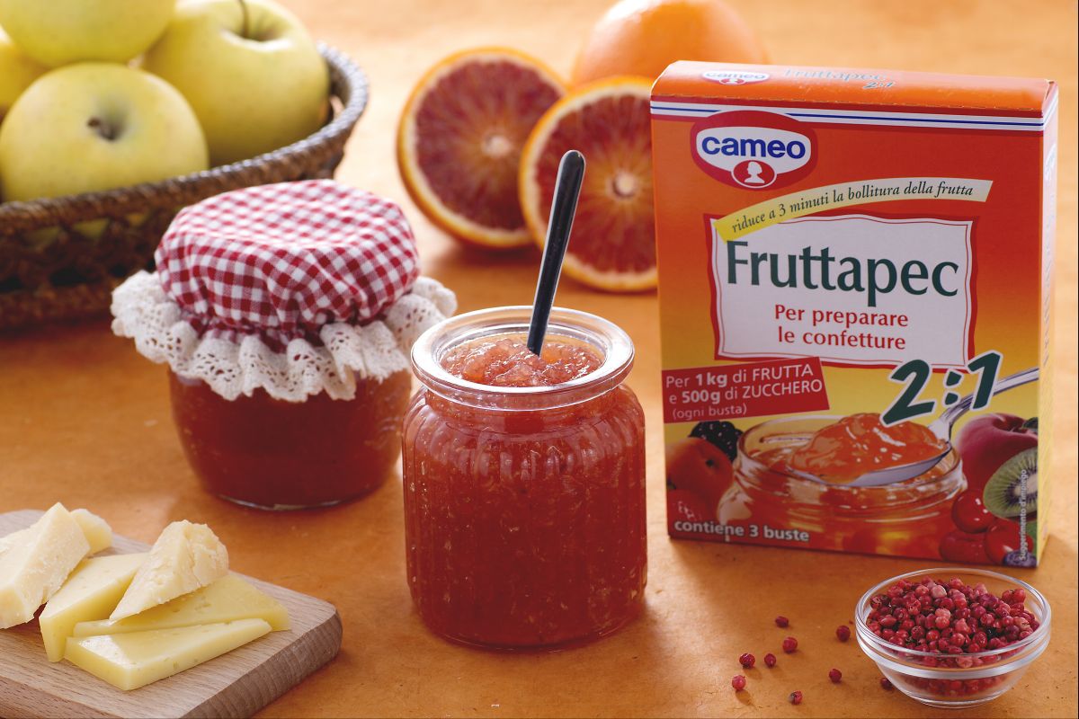 Apfel- und Orangenmarmelade mit rosa Pfeffer